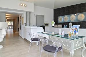 a kitchen with a table and chairs in a room at Hôtel L'Escale Coté Port in LʼÎle-Rousse