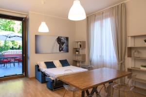 Habitación con cama, mesa y comedor. en La Terrazza sul Parco Suite, en LʼAquila 3 fotos más