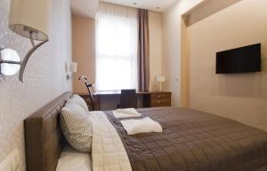 a hotel room with a bed and a television at NN Apartman Budapest in Budapest