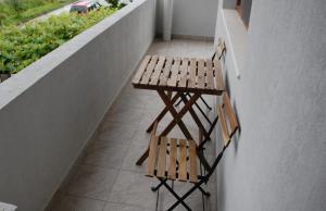ławka na balkonie w obiekcie Апартамент Здравец w mieście Trjawna