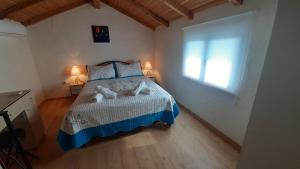 una camera da letto con un letto con due orsacchiotti sopra di White Manolia Cottage a Kato Korakiana