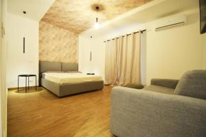 un soggiorno con letto e divano di Scalia House appartamento via Atenea Agrigento a Agrigento
