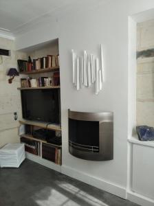 a living room with a flat screen tv on a wall at Maison de Marie in Pont-Sainte-Maxence