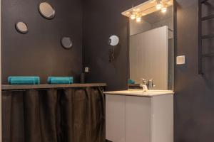 W łazience znajduje się umywalka i lustro. w obiekcie Albert Goupil - LAVALOC w mieście Laval