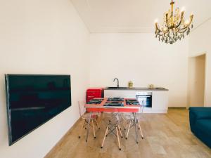 eine Küche mit einem Tisch und Stühlen im Zimmer in der Unterkunft FICU PALACE in Syrakus