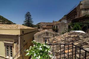 uma vista para uma cidade com edifícios em A casa di Cassi em Modica