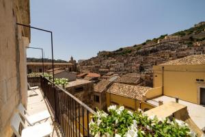 uma vista para a cidade a partir de uma varanda em A casa di Cassi em Modica