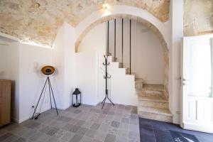 Cette chambre est dotée d'un escalier et d'une voûte. dans l'établissement A casa di Cassi, à Modica