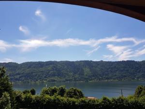een uitzicht op een meer vanuit een huis bij Ferienwohnung Karasek mit Seeblick in Sattendorf