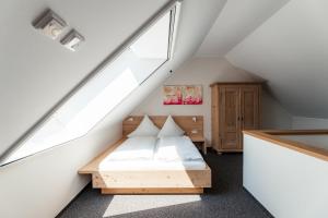 een slaapkamer met een bed op de zolder bij Gasthof Bogenrieder in Pörnbach