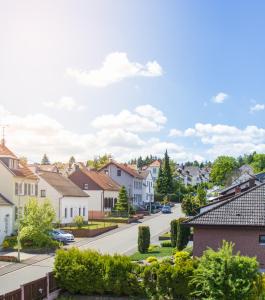 uma vista para um bairro residencial com casas em Gästehaus Samuel Wadgassen em Wadgassen