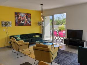 TV a/nebo společenská místnost v ubytování L'appartement JARDIN avec vue montagnes