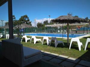 Bazén v ubytování Apartamentos BeSlow La Antilla nebo v jeho okolí