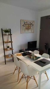 uma mesa branca e cadeiras numa sala de estar em Tropical Nights 2 Apartamento cerca de la playa em Cala Millor