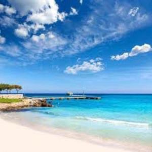 a beach with the ocean and a blue sky w obiekcie Tropical Nights 3 w Cala Millor