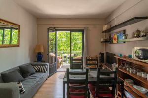 sala de estar con sofá, mesa y sillas en Tropical Nights 3, en Cala Millor