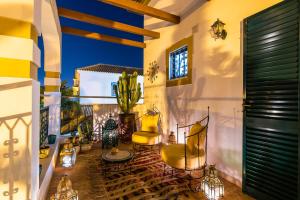 Χώρος καθιστικού στο Riad Serpa Galé - Luxury, private pool, AC, wifi, 5 min from the beach