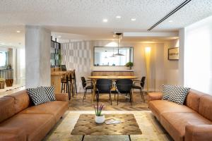 فندق بريما الجليل طبريا في طبرية: غرفة معيشة مع أريكة وطاولة