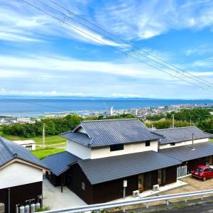 淡路kotobukian 寿庵的享有房屋屋顶的景色