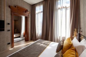ein Schlafzimmer mit einem Bett und einem großen Fenster in der Unterkunft Palazzo Pianca in Venedig