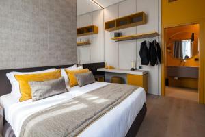 sypialnia z dużym łóżkiem z żółtymi poduszkami w obiekcie Palazzo Pianca w Wenecji