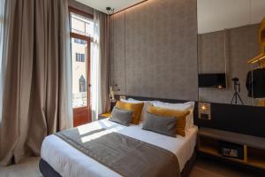 una camera con un grande letto e una finestra di Palazzo Pianca a Venezia