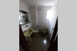 ベハルにあるAlojamiento Completo 'Mira Béjar'のバスルーム(洗面台、トイレ、鏡付)
