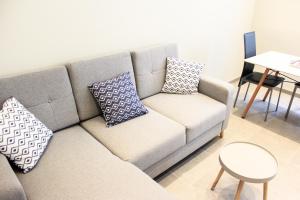 A seating area at Lola Apartment