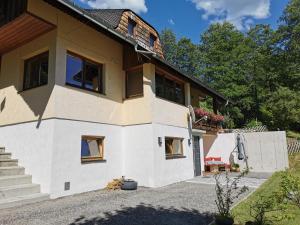 Das Gebäude in dem sich die Ferienwohnung befindet