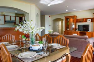 comedor con mesa y sofá en Seastar Hotel and Service Apartment en Ban Chang