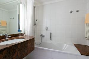 Koupelna v ubytování Schlosspark Hotel