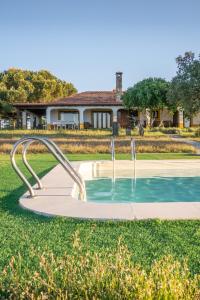 Bazén v ubytovaní Eco-Lodge en la Reserva Privada Campanarios de Azaba - Proyecto de Conservación alebo v jeho blízkosti
