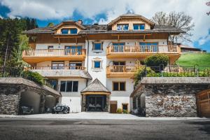 un gran edificio con balcones en la parte superior. en Nordic Lodge, en Bad Kleinkirchheim