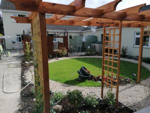 Aed väljaspool majutusasutust Tess's Guest House R95K6N1 This Property is unsuitable for children under 12 years old