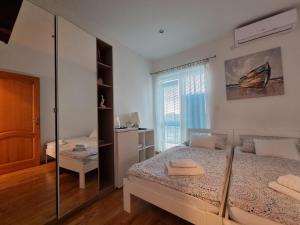 1 dormitorio con 1 cama con pared de cristal en Studio Apartment Mandic en Dubrovnik