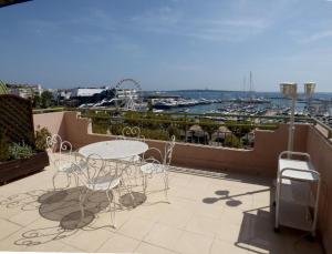 Afbeelding uit fotogalerij van SUPERBE DUPLEX IDEALEMENT SITUE PROCHE PLAGES AVEC GRANDE TERRASSE VUE PORT !l A1B59 in Cannes