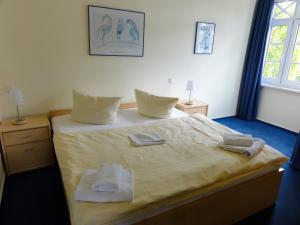 Ein Bett oder Betten in einem Zimmer der Unterkunft Villa Sanddorn