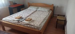 Kuća za odmor Ema في Vrnjačka Banja: غرفة نوم عليها سرير وفوط