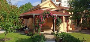 a house with areath of flowers on the front of it at Apartman "Kuća za odmor Ema" in Vrnjačka Banja