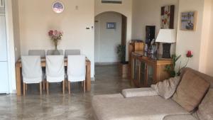 Zdjęcie z galerii obiektu Luxury 2-Bedrooms & Bathrooms Estepona Apartment w mieście Estepona +26 zdjęć