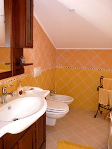 a bathroom with a sink and a toilet at L'Albicocco in Dolceacqua