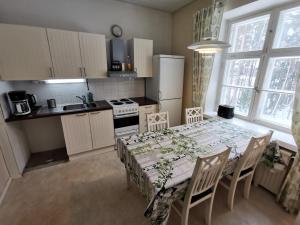 Nhà bếp/bếp nhỏ tại Superior 2-Bed Apartment in Kotka Sauna Facility