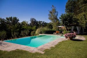 una piscina en un patio con un patio en Tuscan hills near Florence - stone house en Vicchio