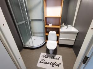 Koupelna v ubytování Stunning 2-Bed Apartment in Kotka Sauna Facility