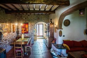 Galería fotográfica de Tuscan hills near Florence - stone house en Vicchio