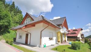 Casa blanca con techo marrón en Willa Teresa, en Karpacz