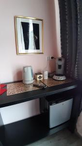 un bancone nero con due elettrodomestici sopra di Room De Lux SPA " TABARKA " a Spa