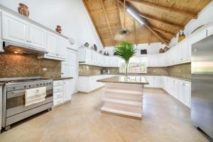 A kitchen or kitchenette at Los Lagos 19- Golf and Lake View 5-Bedroom Villa