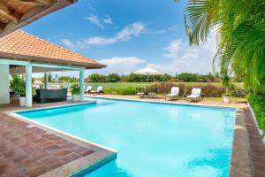 Bazén v ubytování Luxurious 5-bedroom Villa Oasis in Casa de Campo nebo v jeho okolí