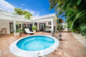 Bazén v ubytování Luxurious 5-bedroom Villa Oasis in Casa de Campo nebo v jeho okolí